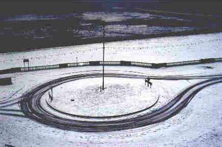 Kreisel im Schnee am Strand - England
